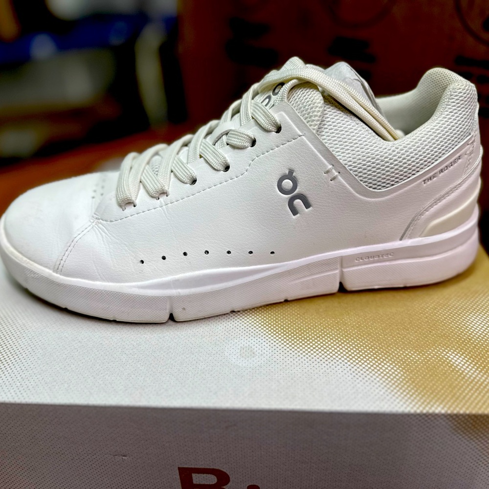 On cloud Roger women’s size 8